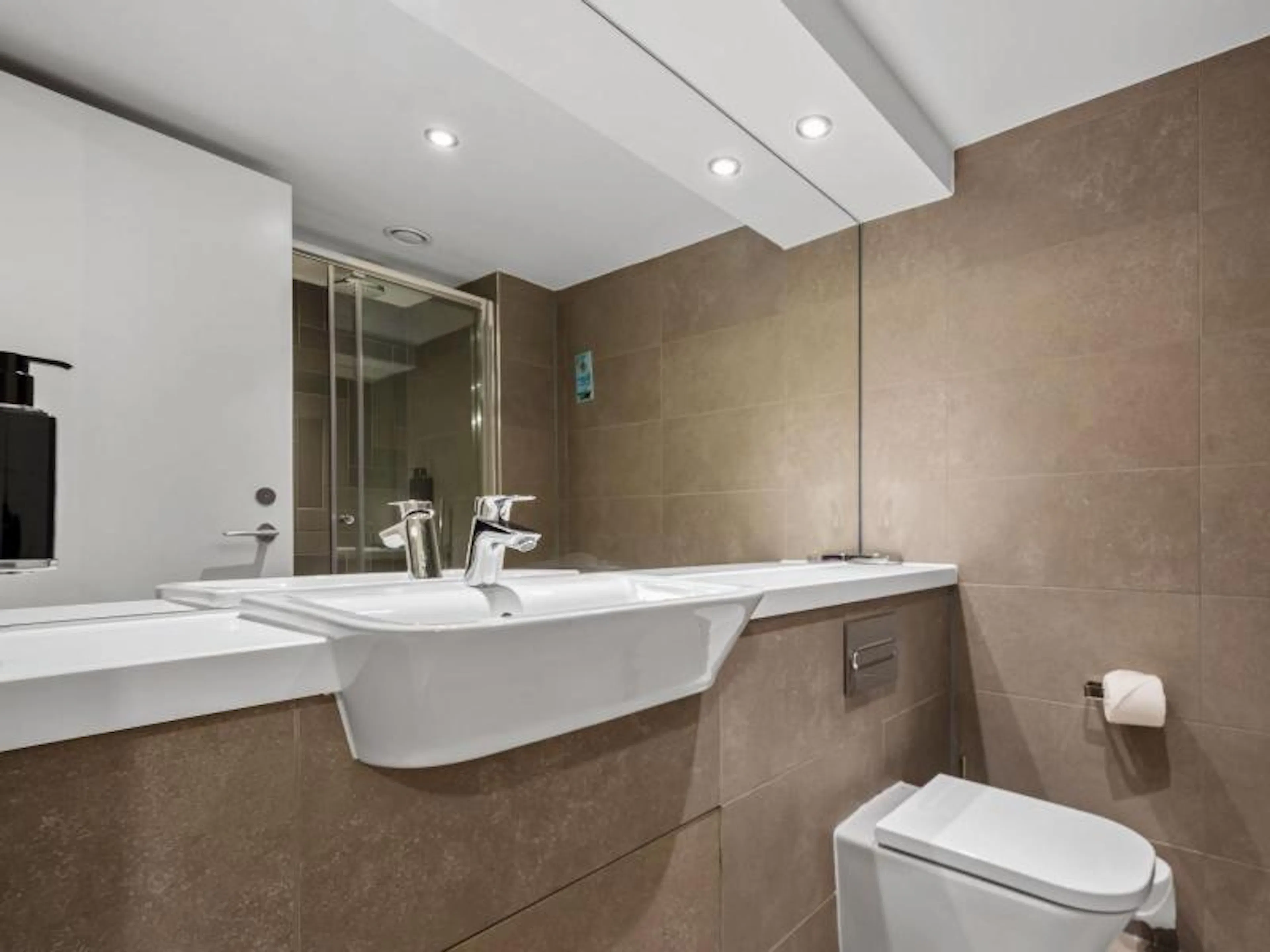 Smart Studio BATHROOM 2