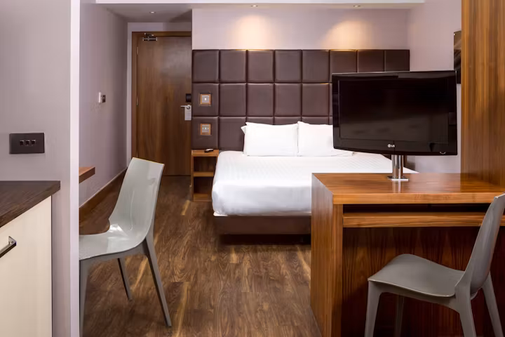 roomzzz-leeds-city-leeds-Smart Studio-1