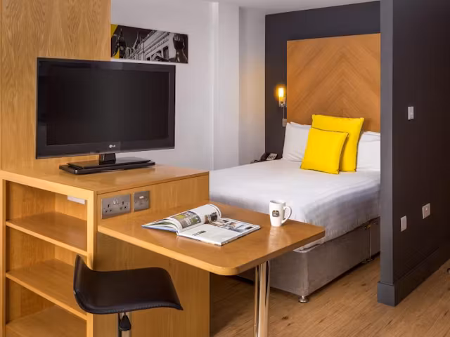 roomzzz-leeds-city-west-leeds-Smart Studio-1