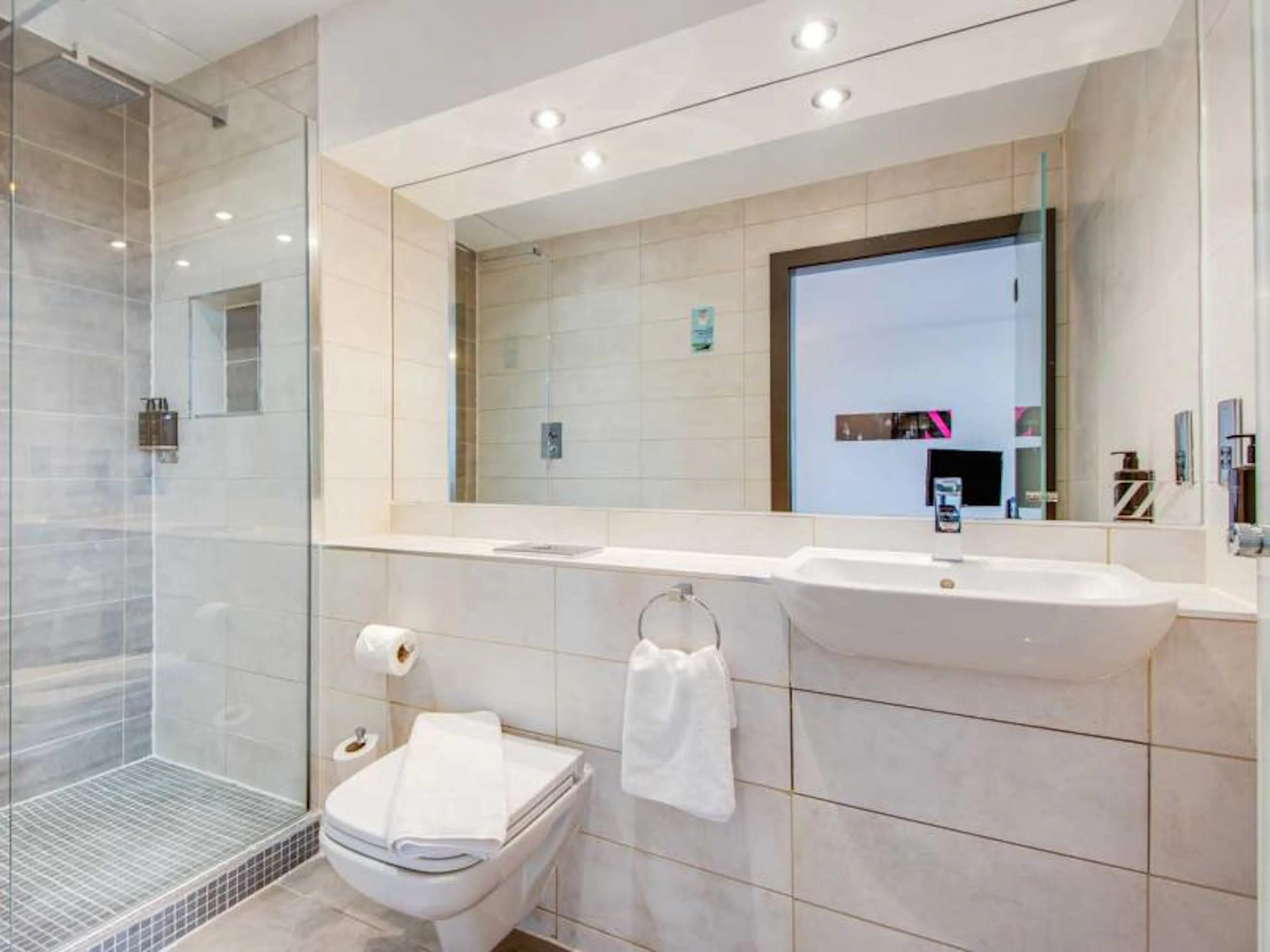 Smart Studio BATHROOM 2