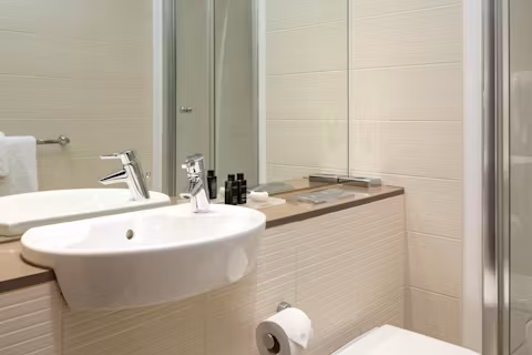 roomzzz-leeds-city-leeds-BATHROOM