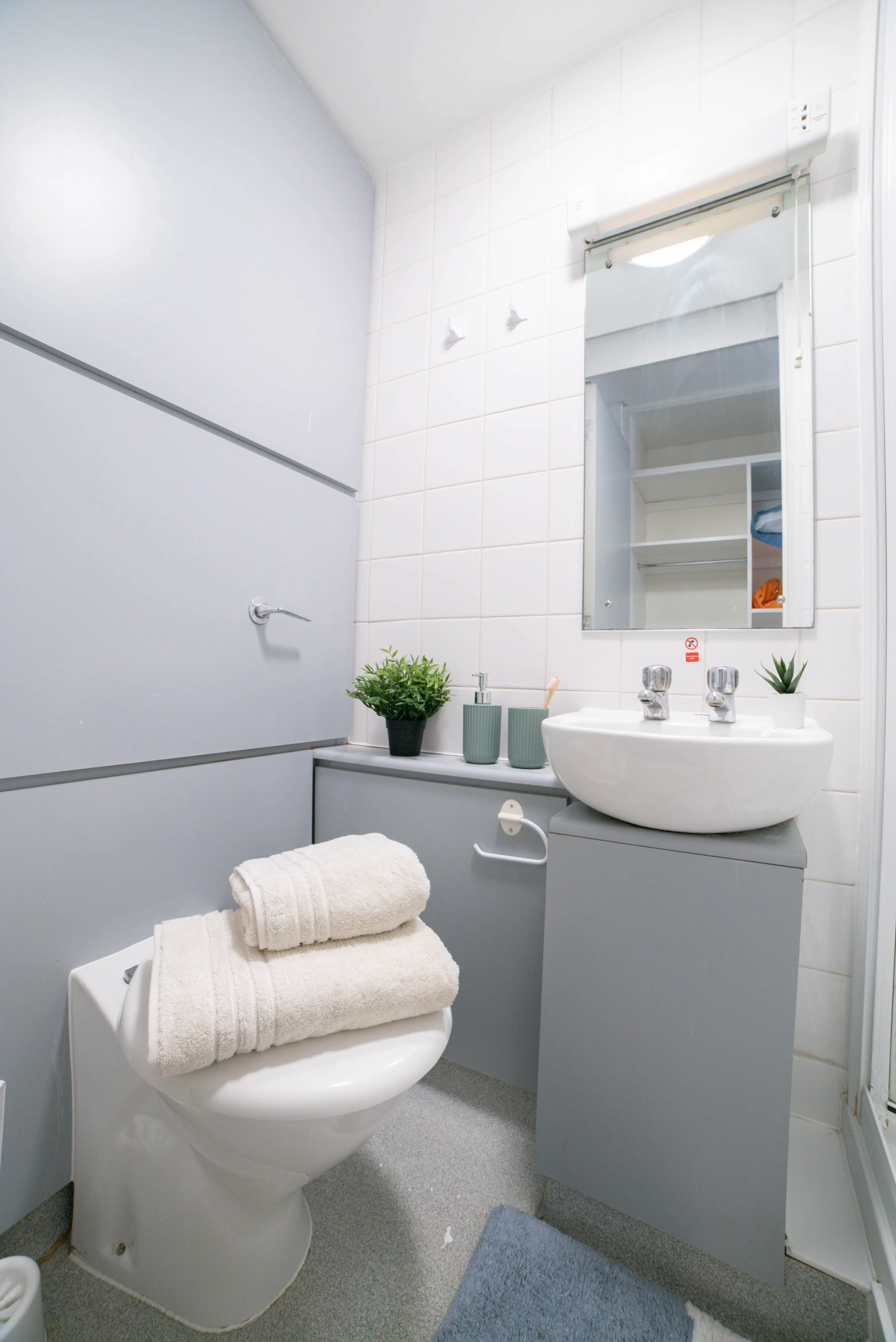 Single Room BATHROOM 4