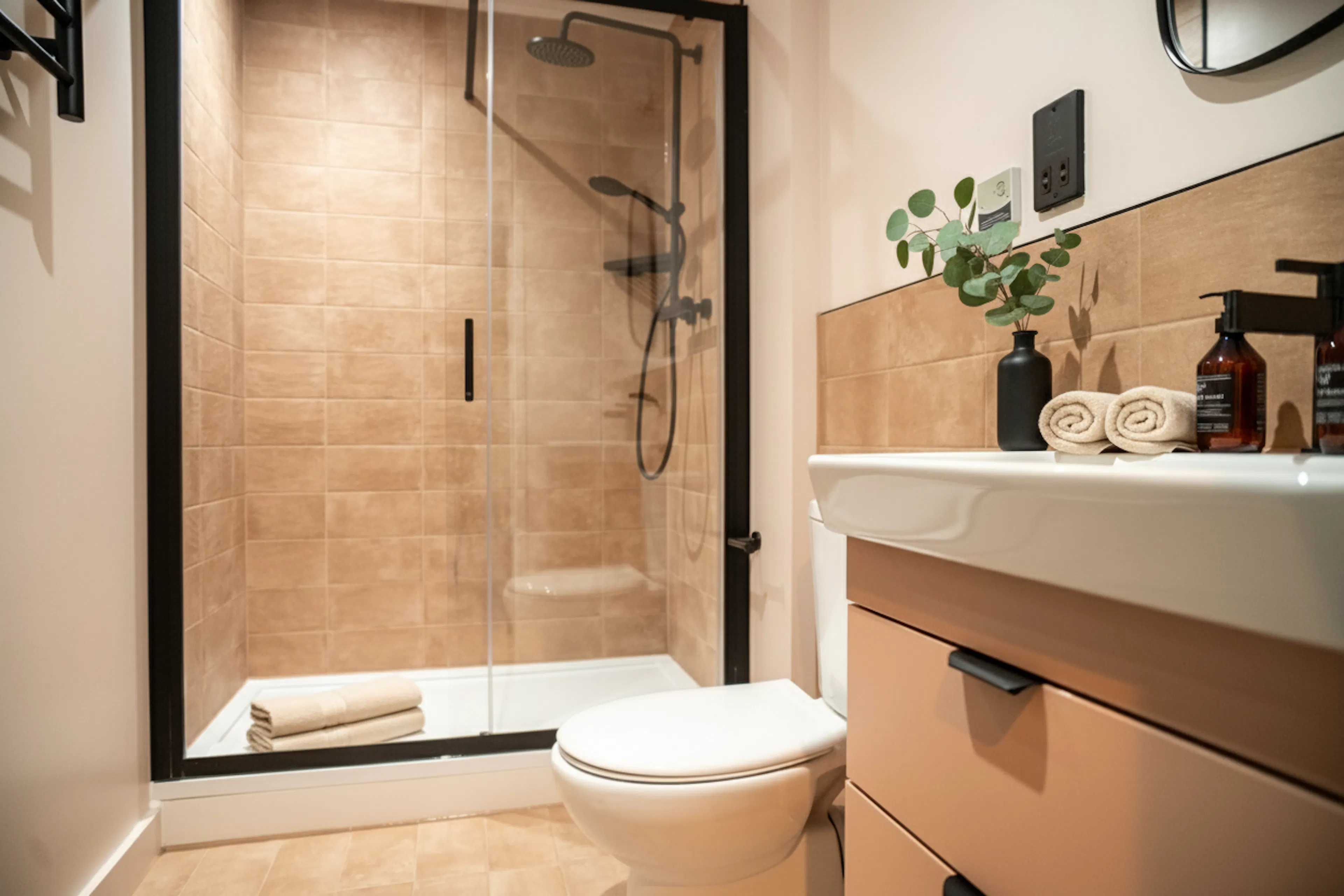 Spacious BATHROOM 2