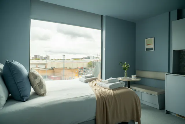 Spacious room image 1