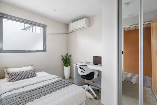 Large Ensuite room image 4