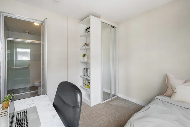 Large Ensuite room image 2