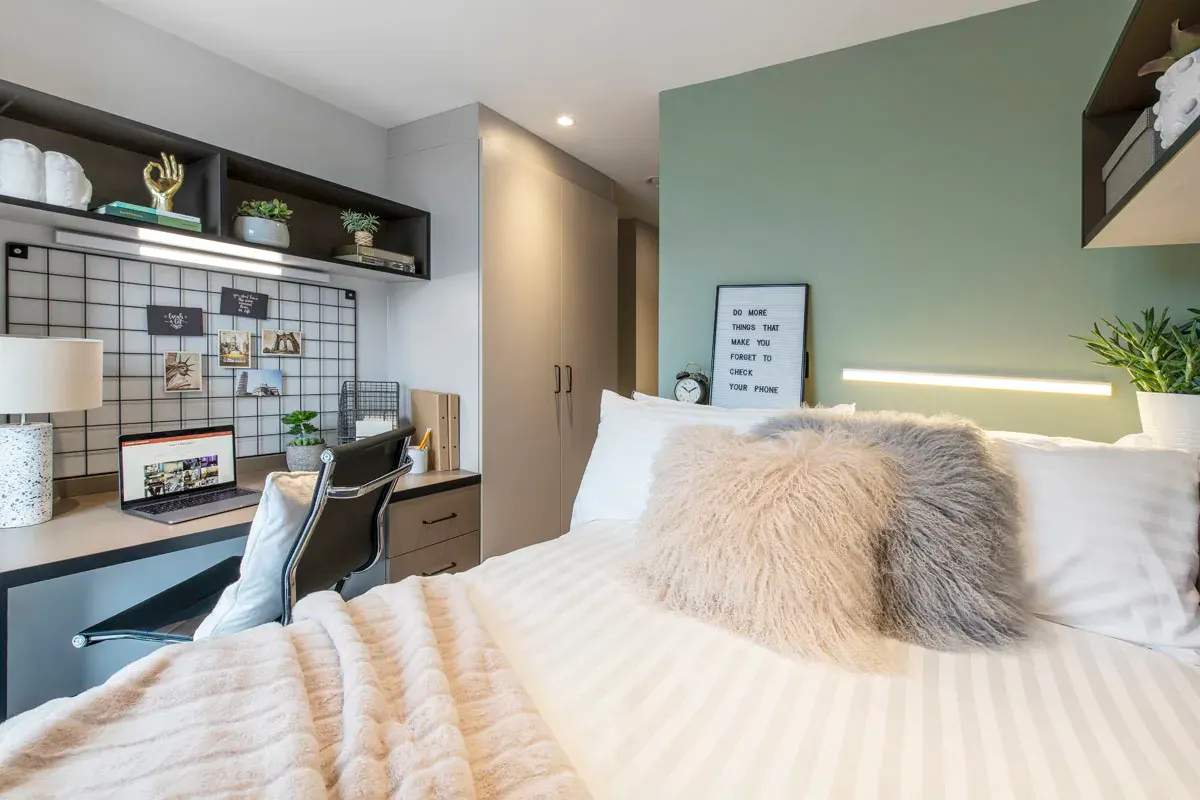 Standard 5 Bed Apartment ROOM 3