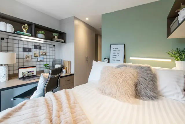 Large Ultra Premium 5 Bed Apartment room image 1
