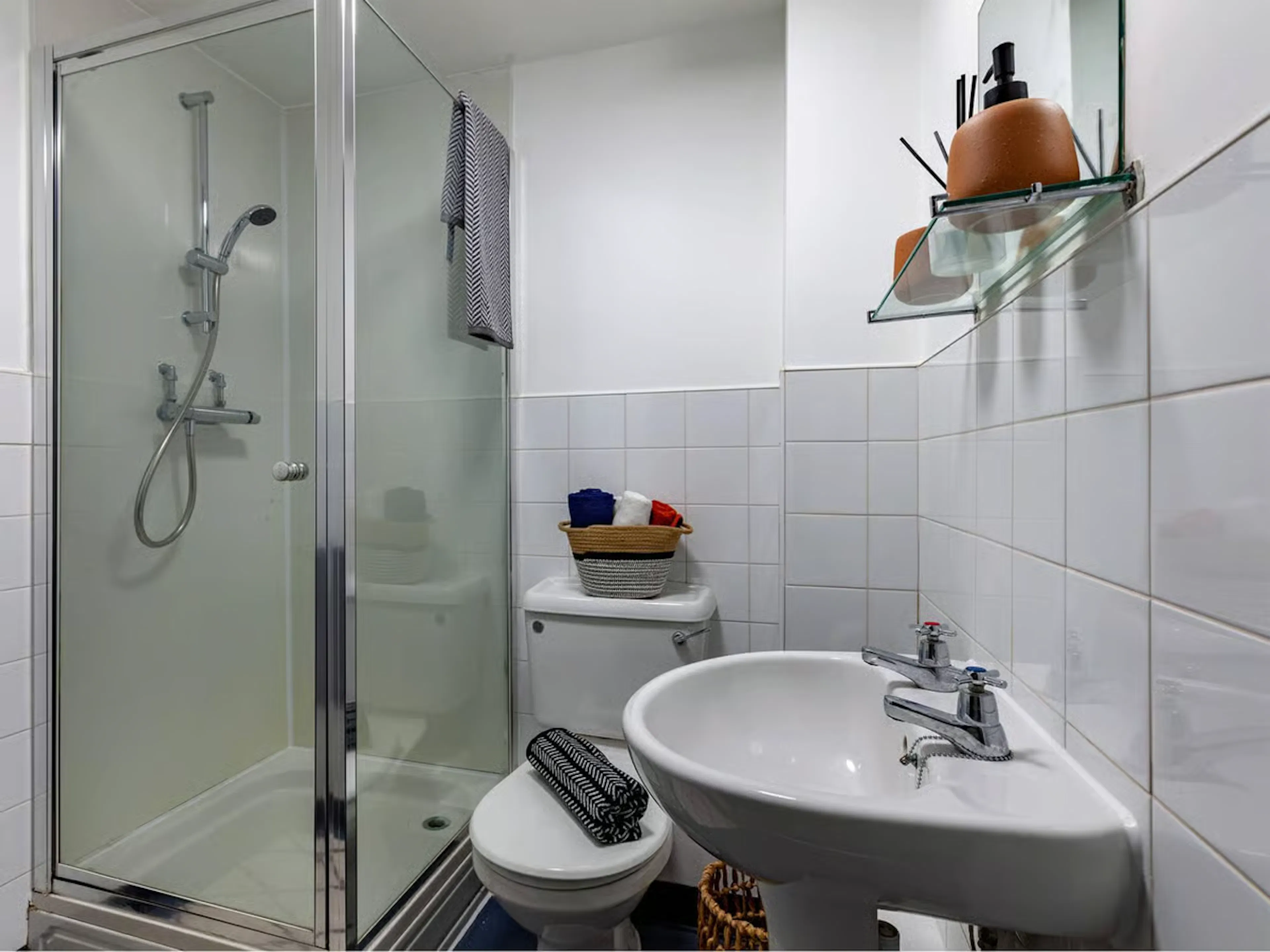 Standard Ensuite BATHROOM 4