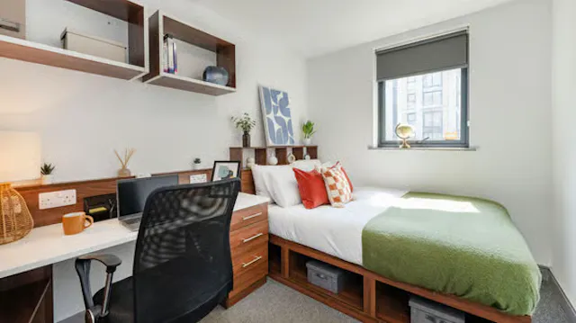Standard Plus Ensuite room image 1