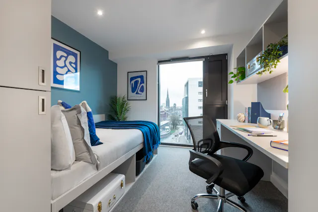 Standard Plus Ensuite room image 1