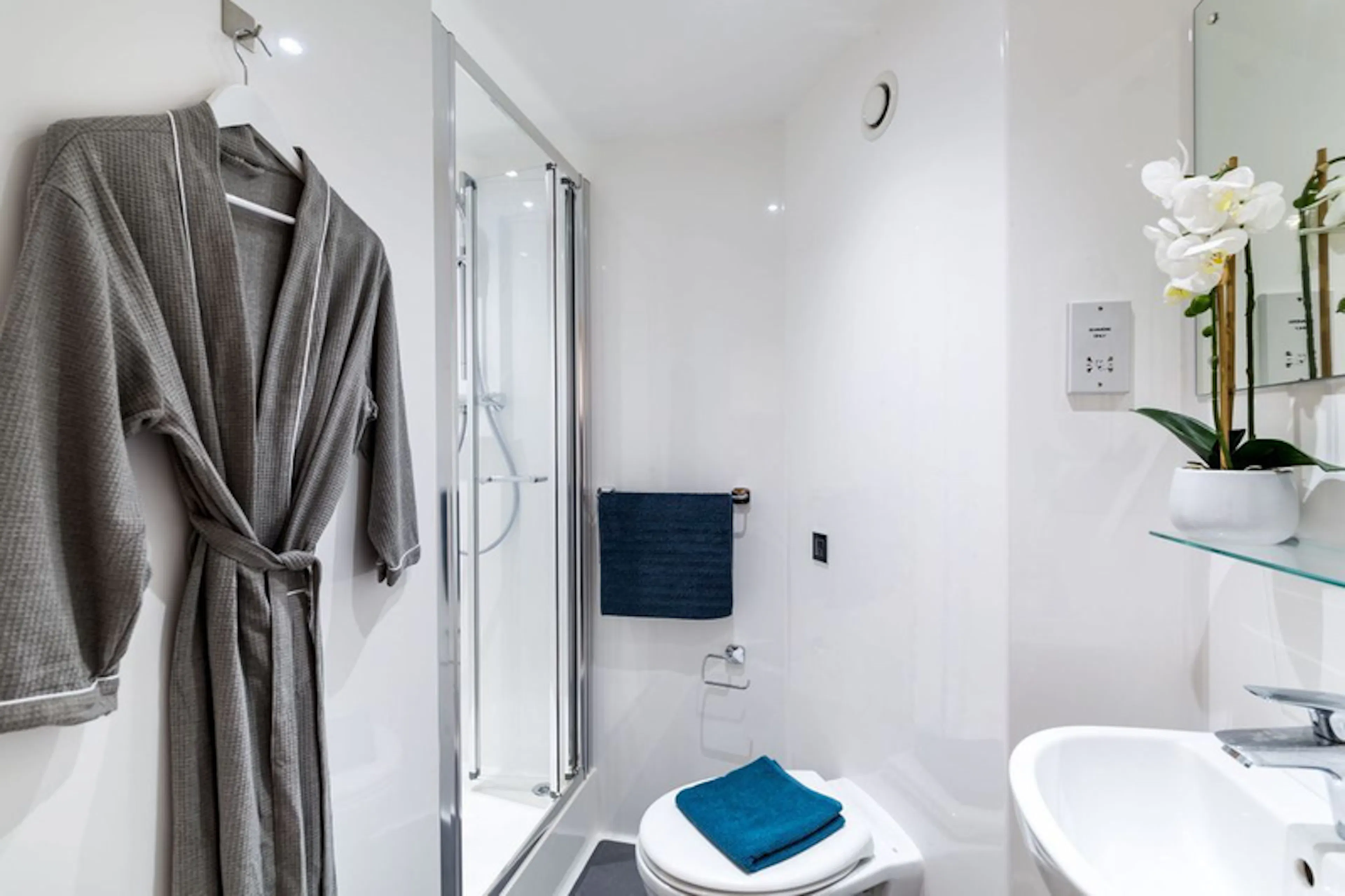 Standard BATHROOM 2