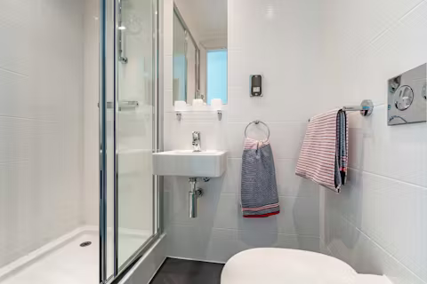 palamon-court-old-canterbury-BATHROOM