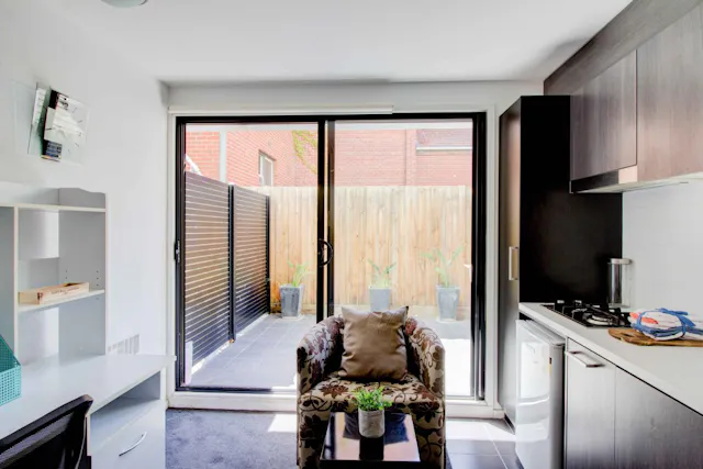 Standard Studio with Courtyard room image 2