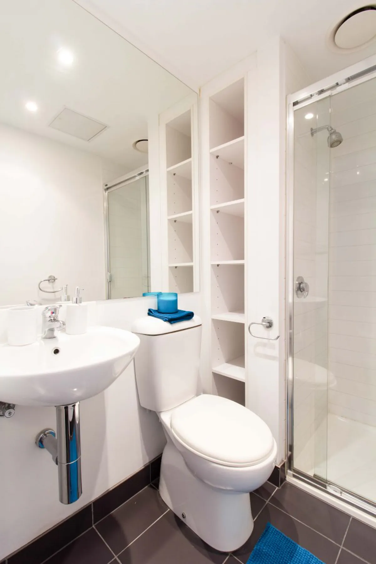 Standard Studio with Courtyard BATHROOM