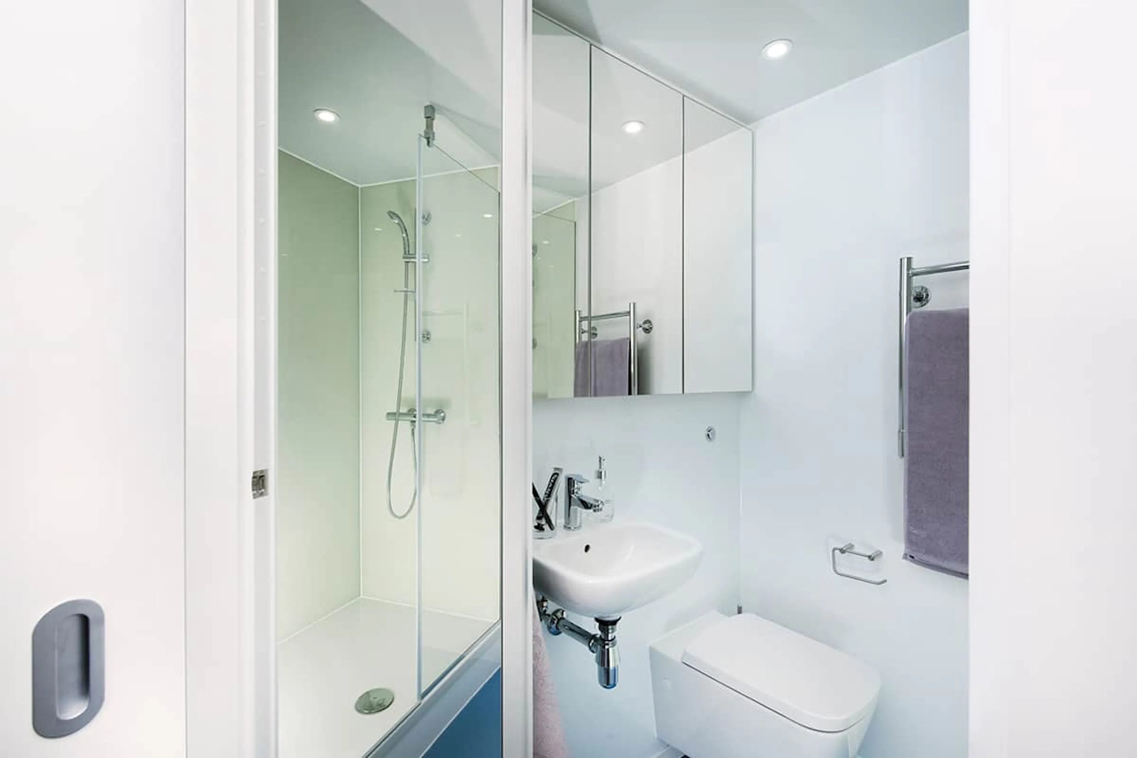 Standard Window Seat Ensuite BATHROOM 3