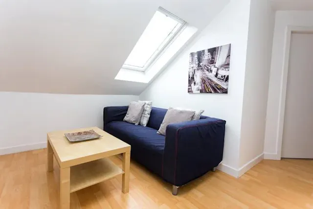 Standard – 3 Bed Flat room image 2