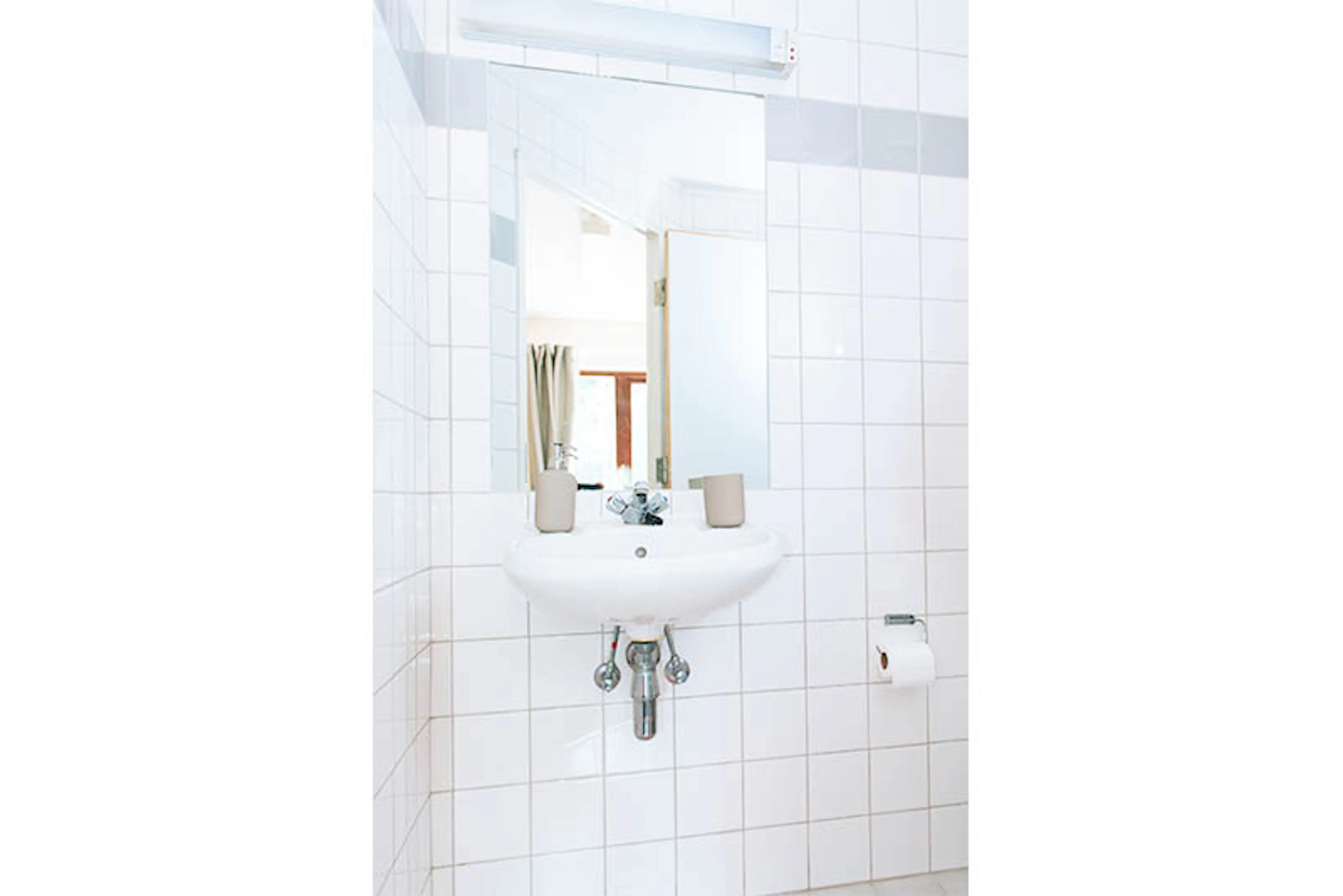 Standard Ensuite BATHROOM 2