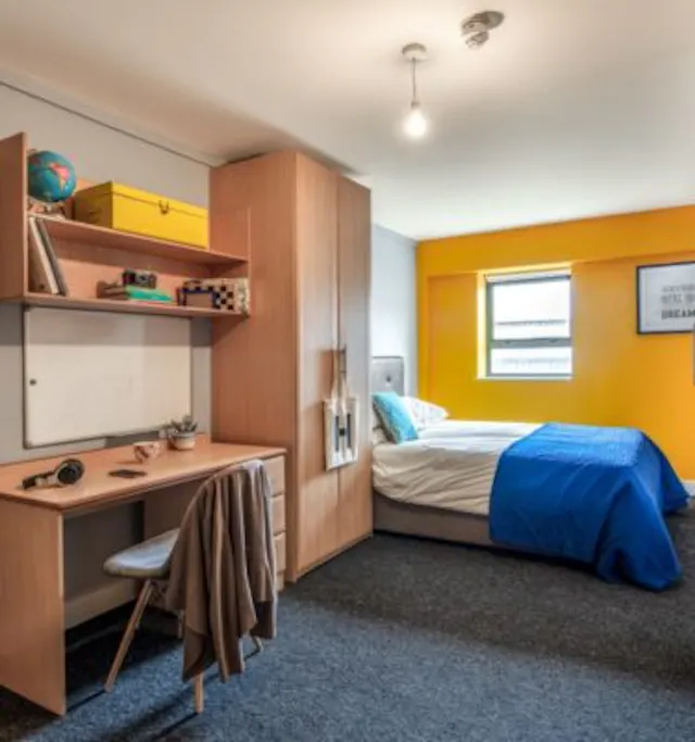 Steelworks Gold Ensuite room image 1