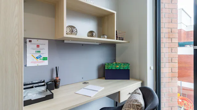 Premium 4 Bed Ensuite room image 3