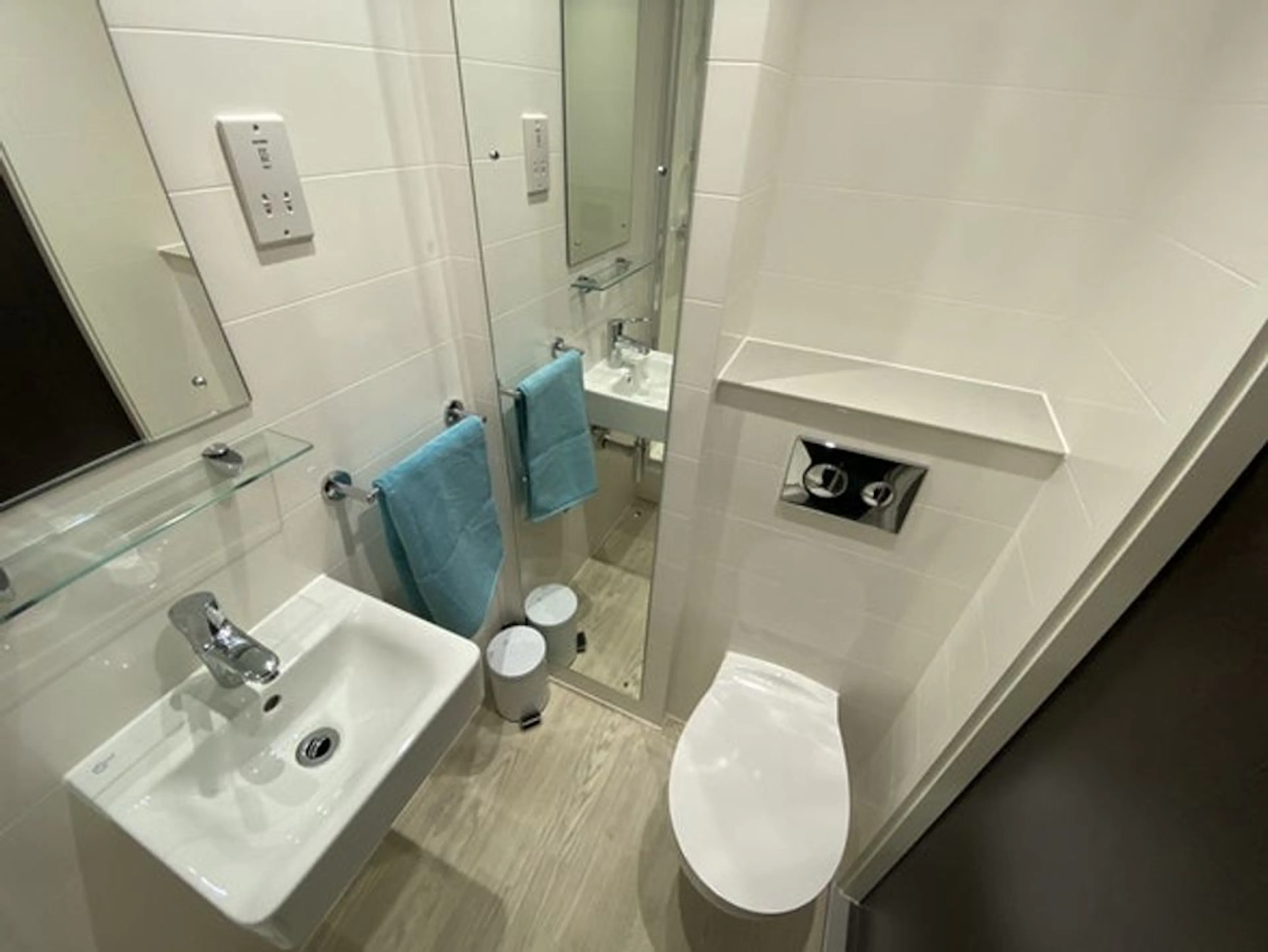 Bronze Studio BATHROOM 2