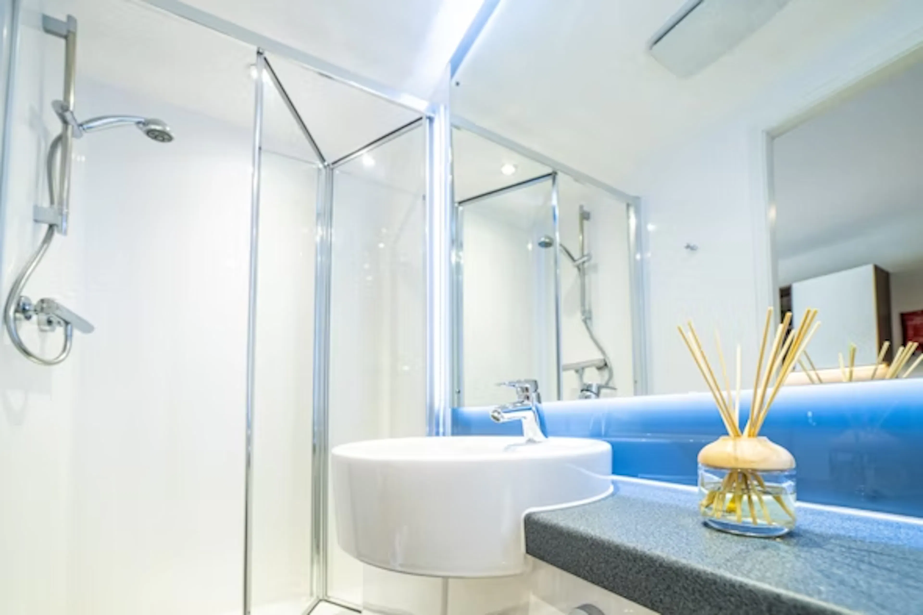 Gold Studio BATHROOM 2