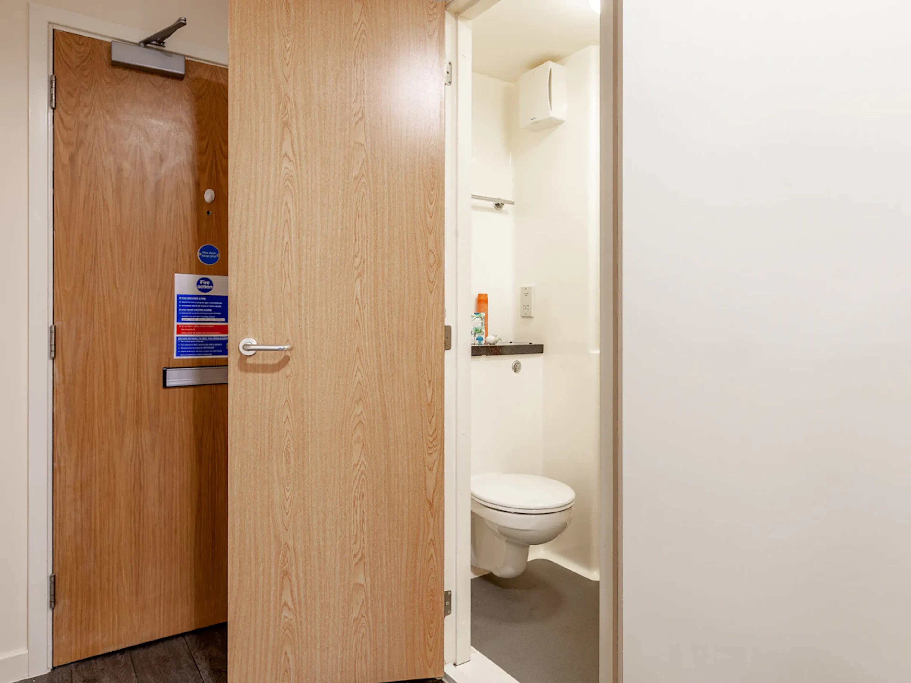 Studio BATHROOM 3