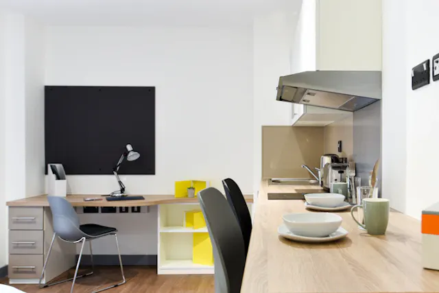 Studio Bronze - Accessible room image 2