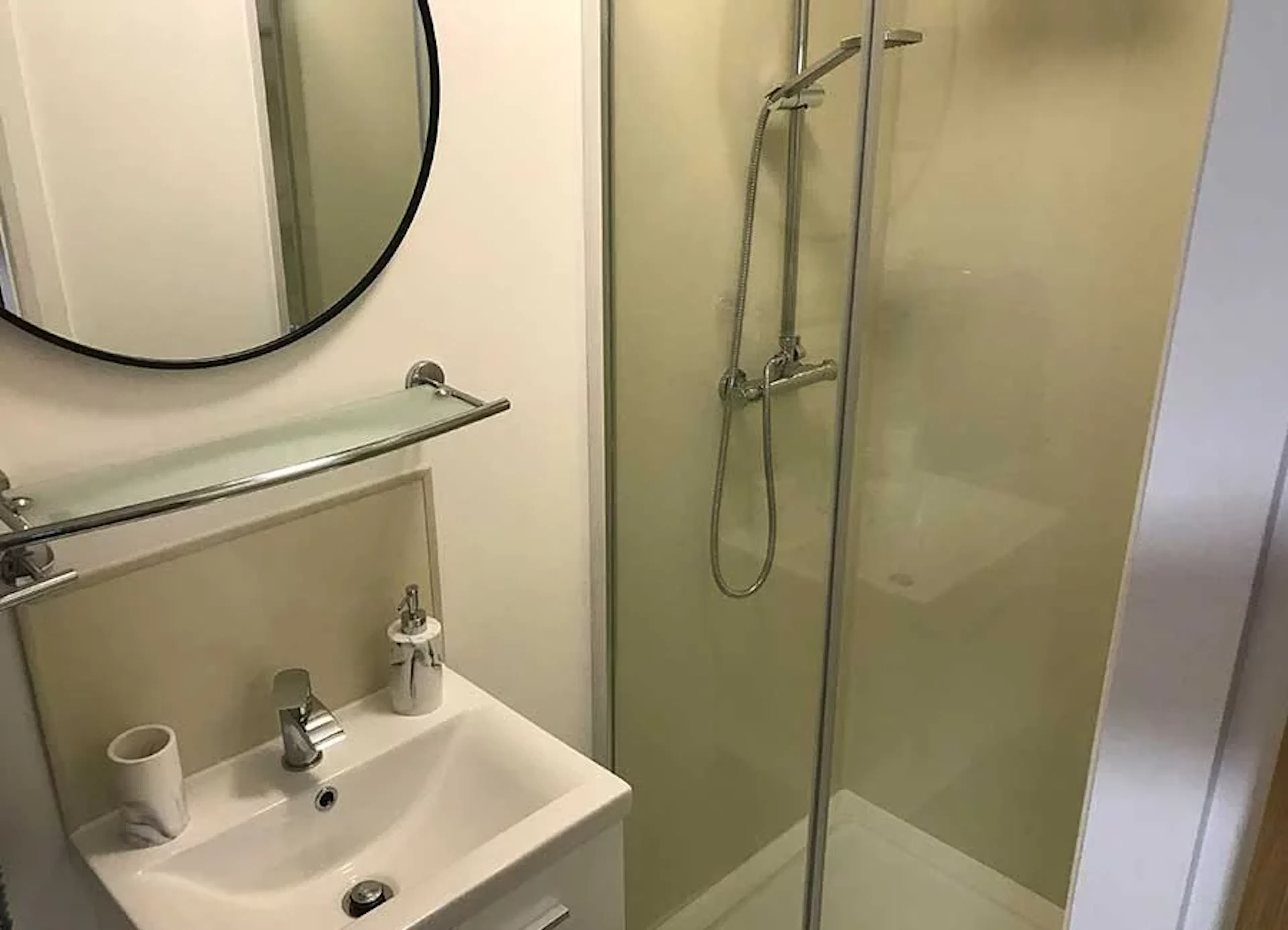Studio Flat BATHROOM 2
