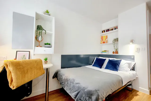 Studio Gold room image 1