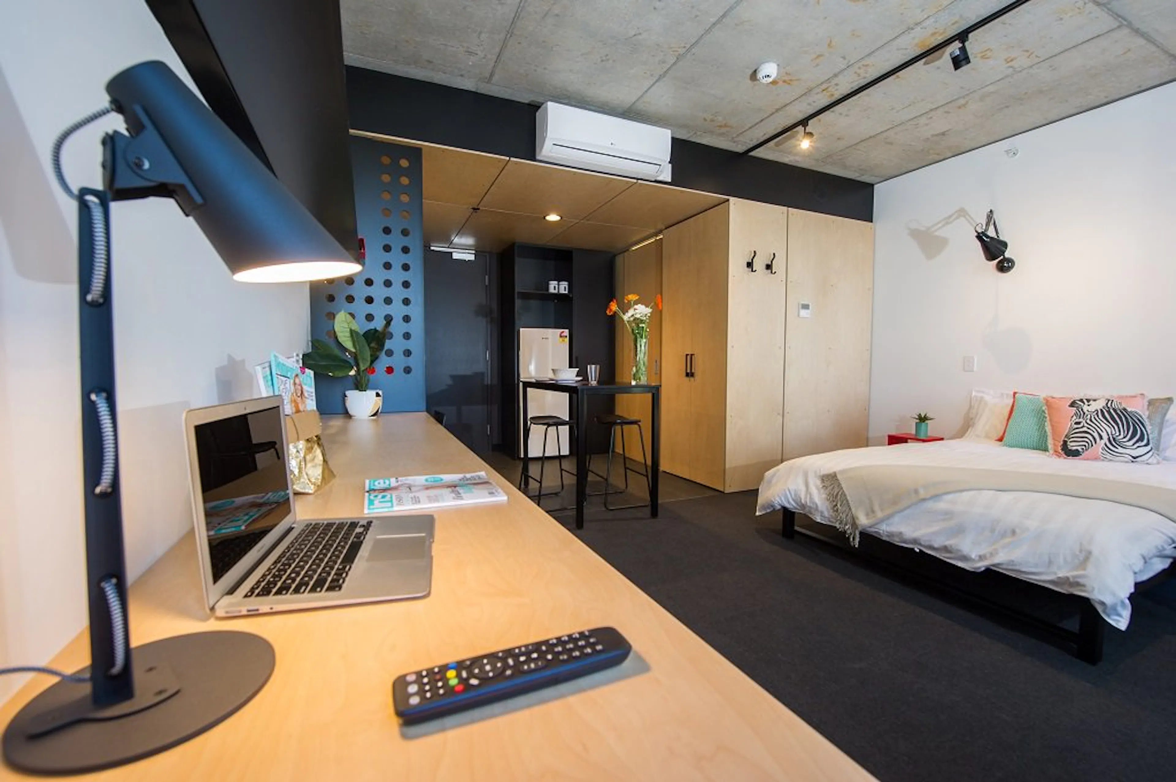 Large Studio ROOM 4
