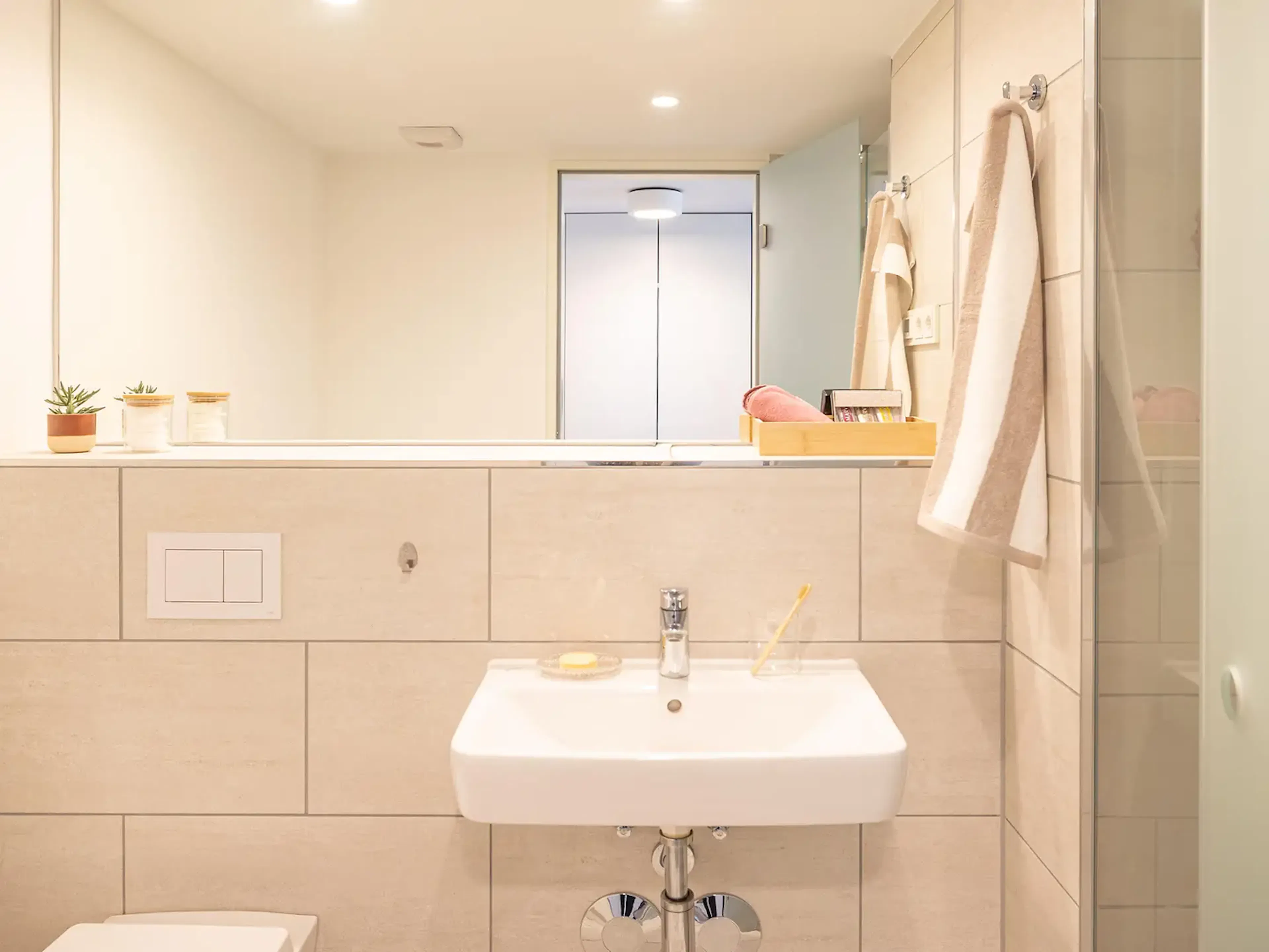 Studio Medium Gold BATHROOM 3