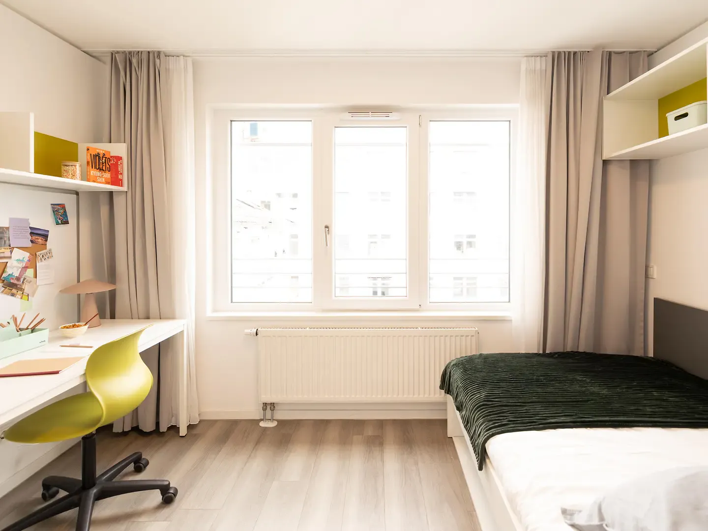 Studio Medium Gold ROOM 1