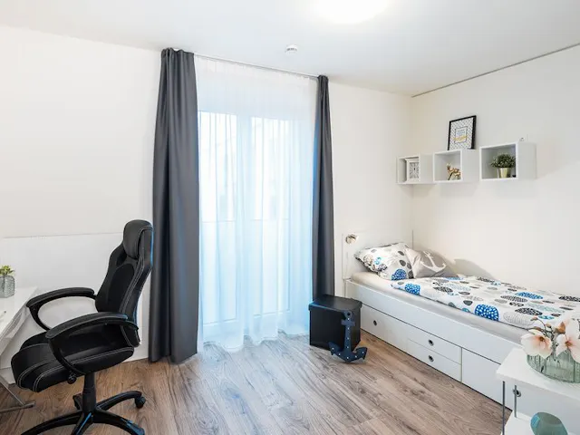 Studio Medium Gold room image 1