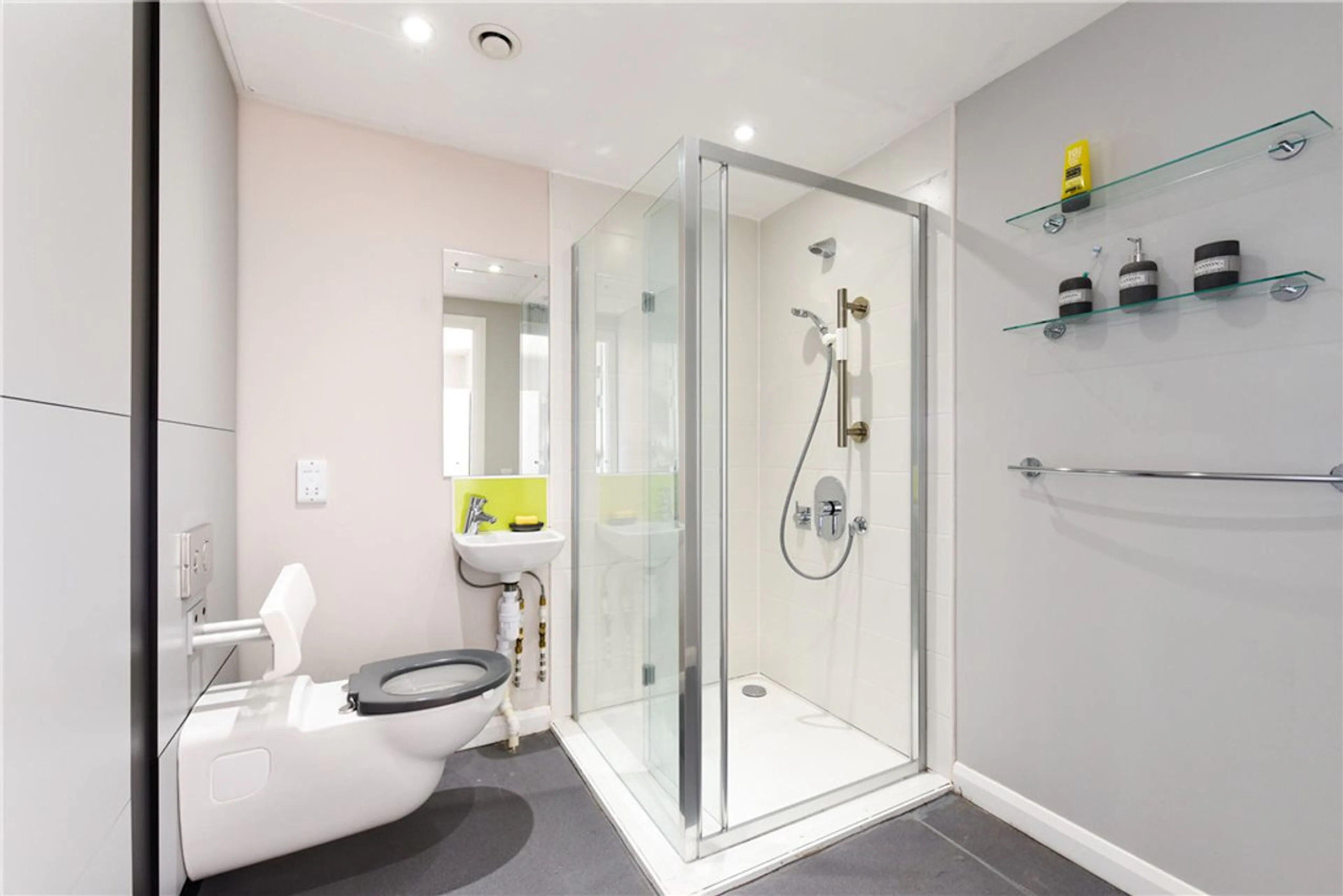 Platinum Studio  BATHROOM 2