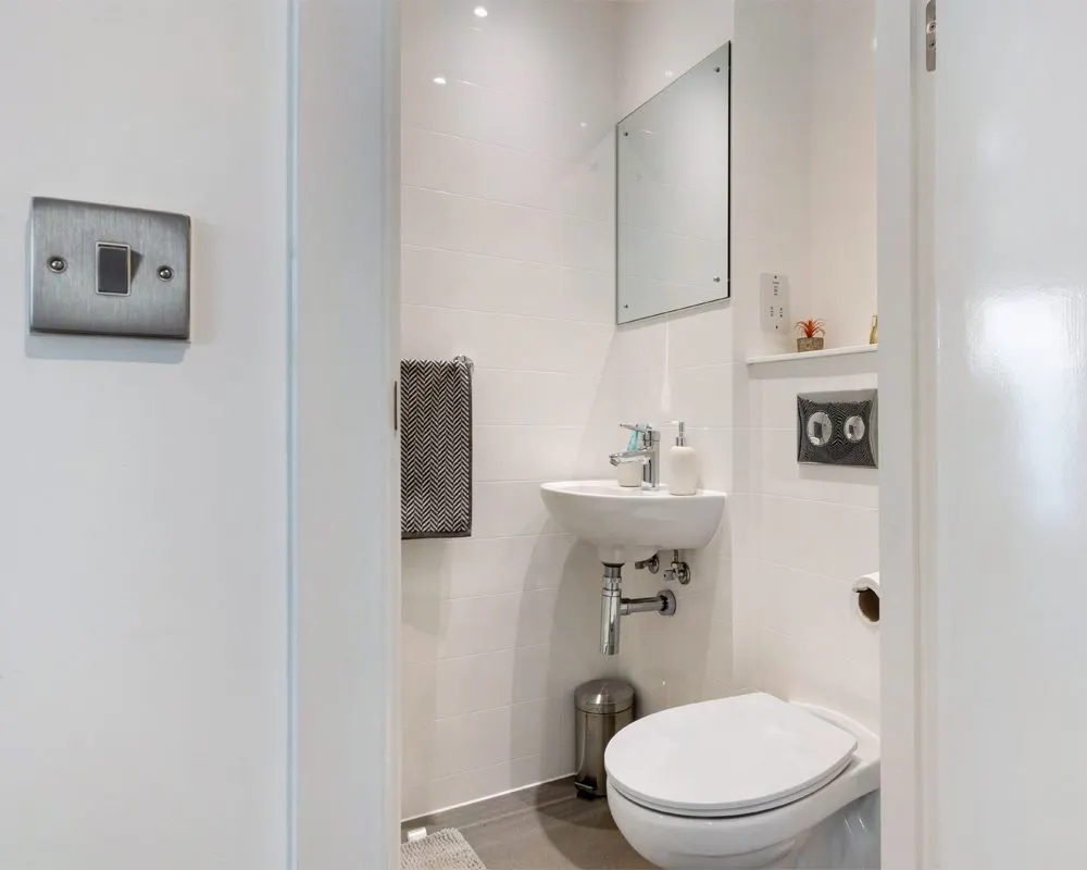 Studio Platinum BATHROOM 4