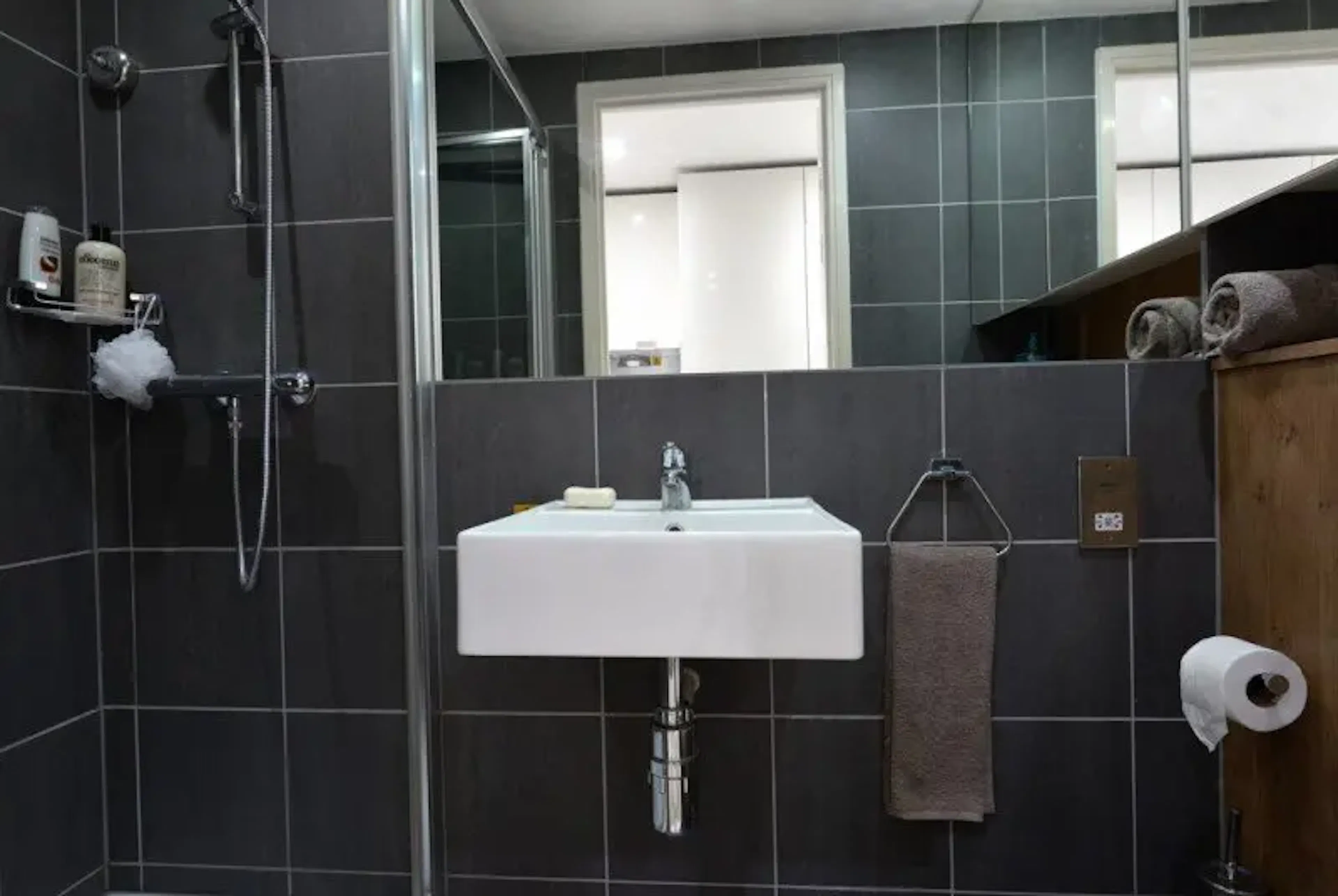 Studio BATHROOM 2