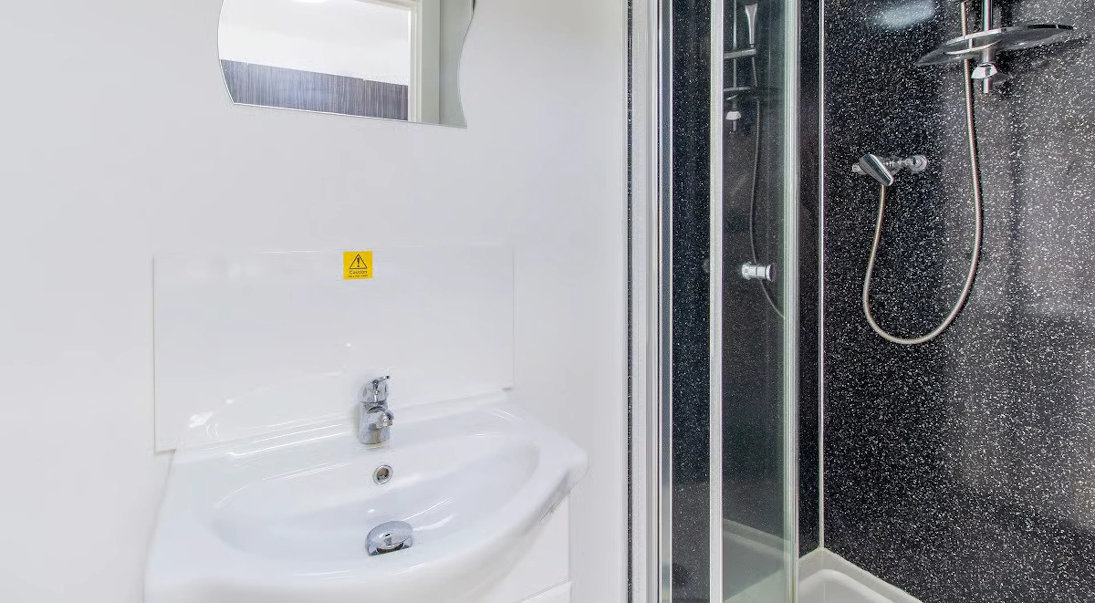 Studio Sapphire BATHROOM 4