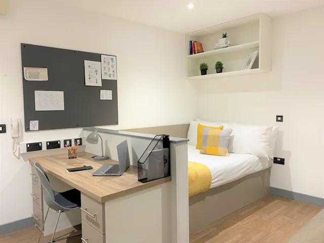 Studio Silver - Accessible room image 1