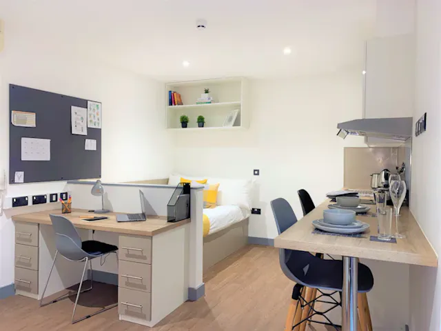 Studio Silver - Accessible room image 2