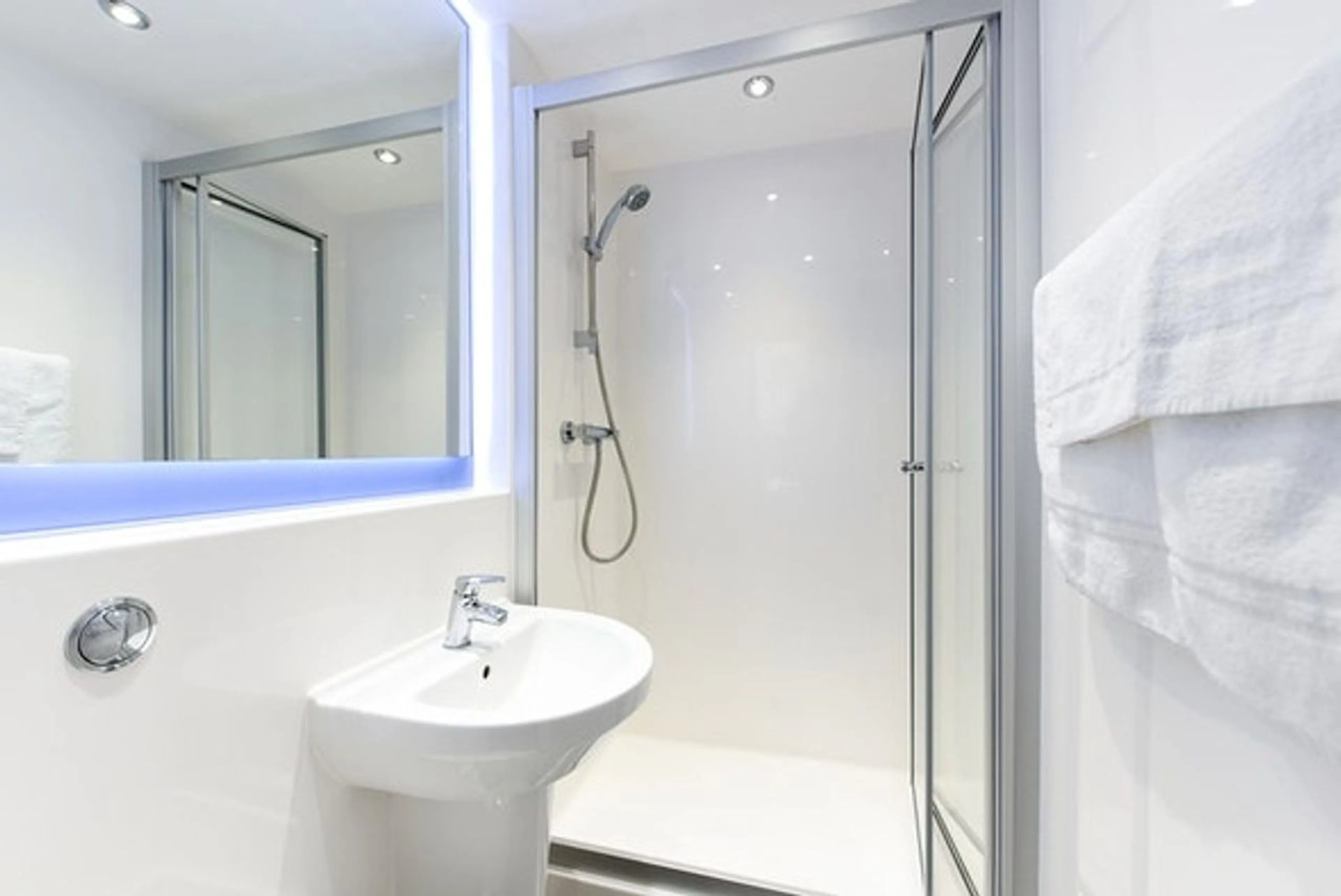 Studio-Silver BATHROOM 2