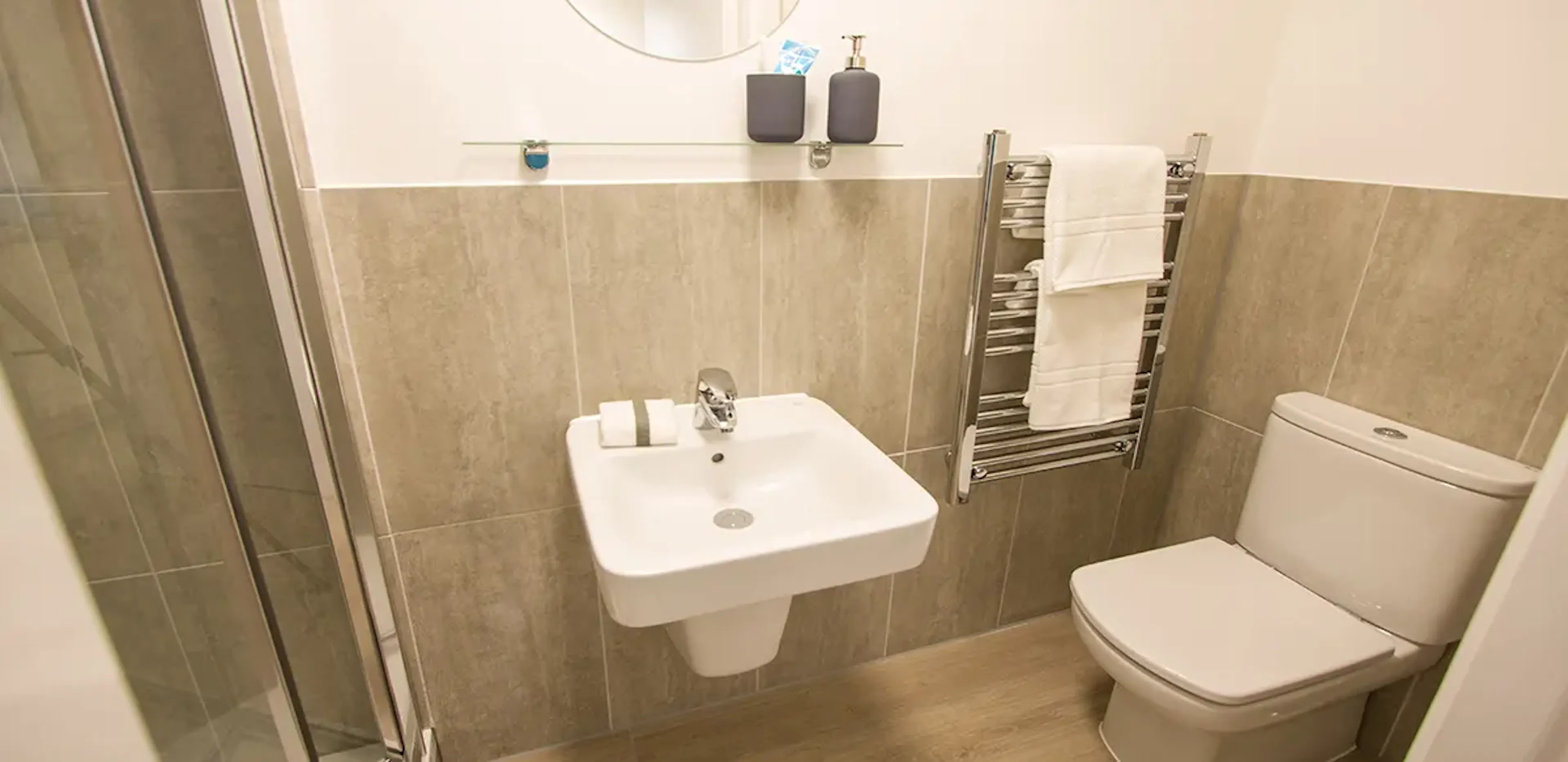 Studio Standard BATHROOM 3
