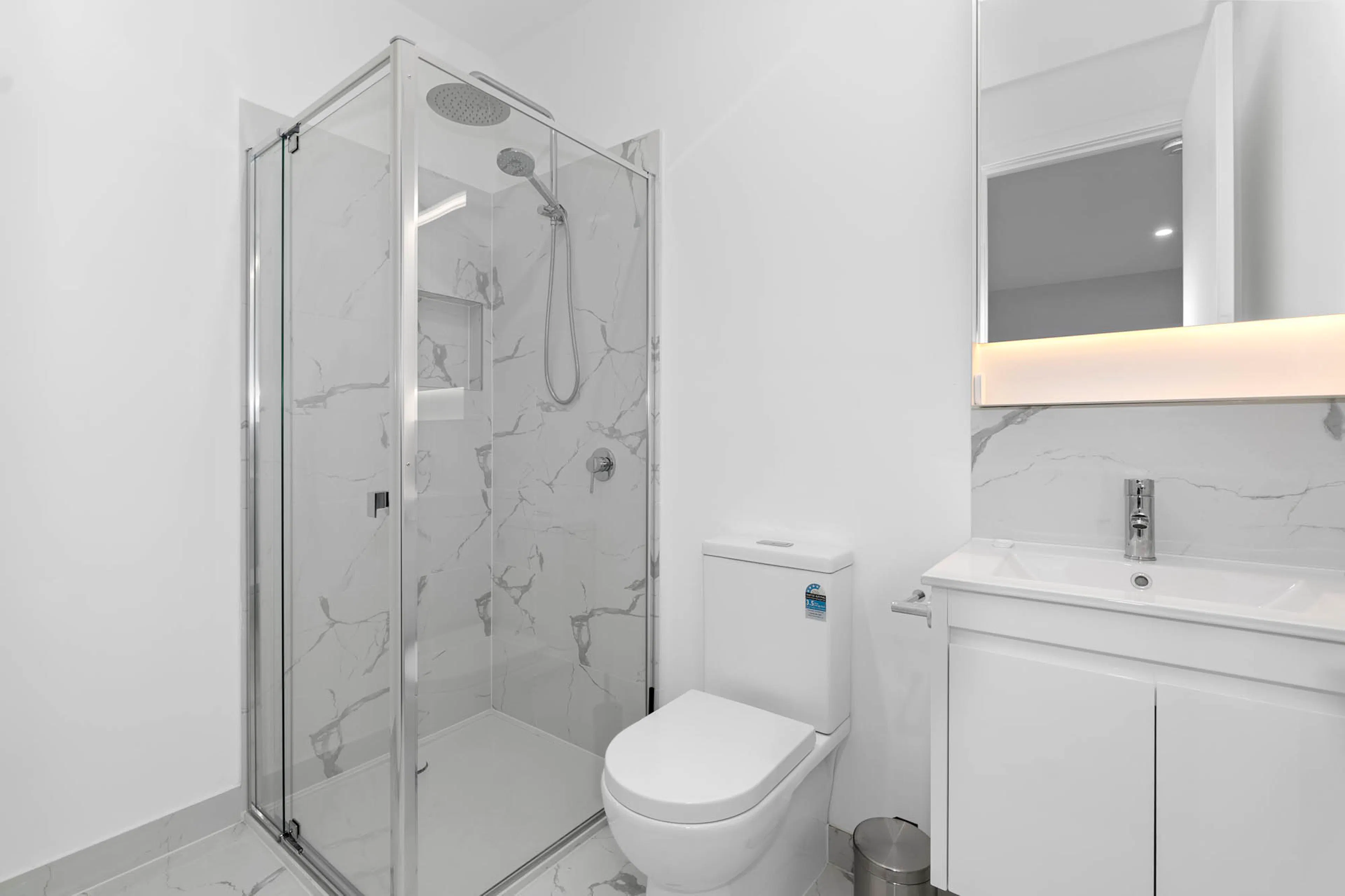 Studio Twin Ensuite BATHROOM 1