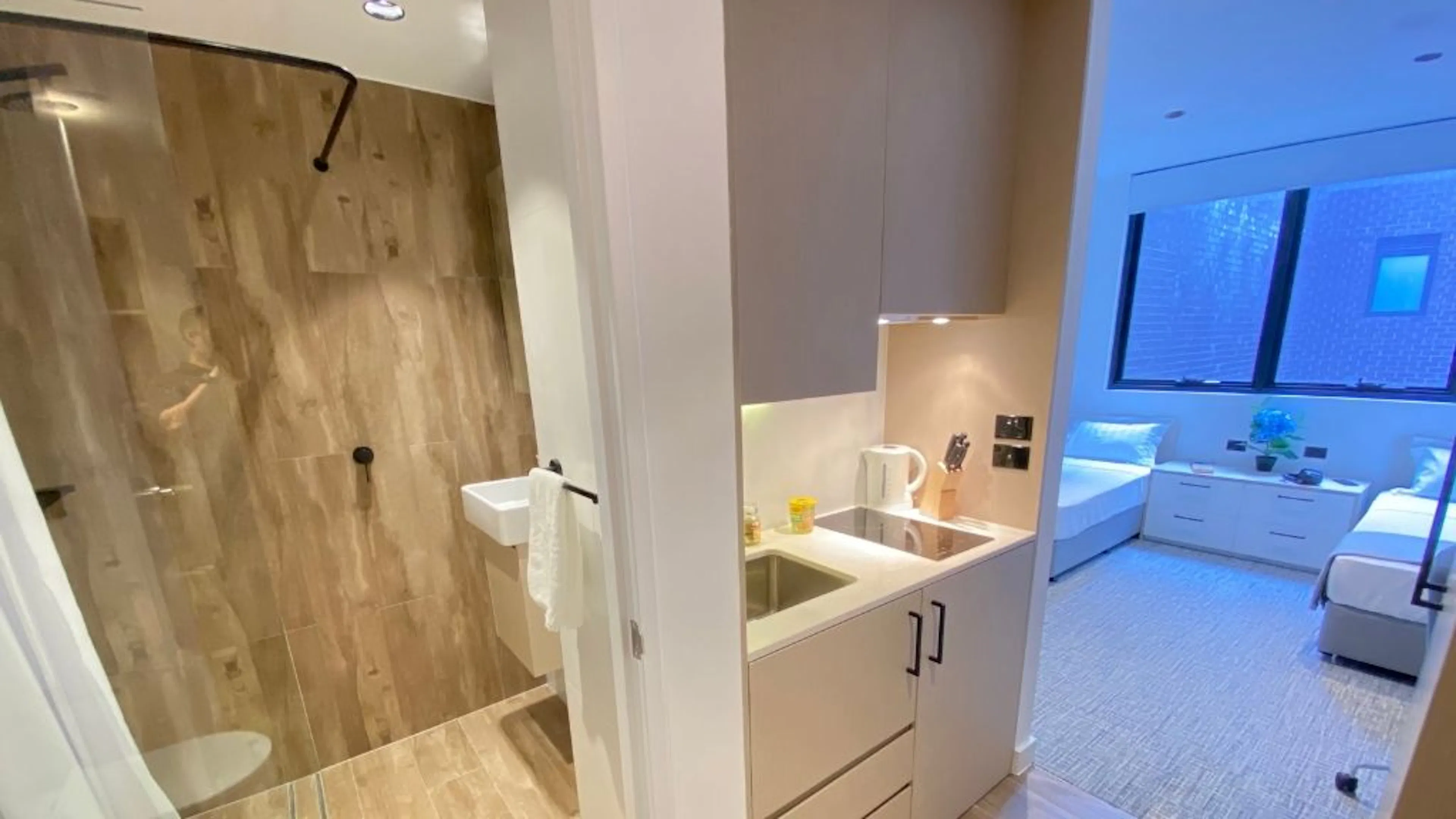 Studio Twin BATHROOM 1