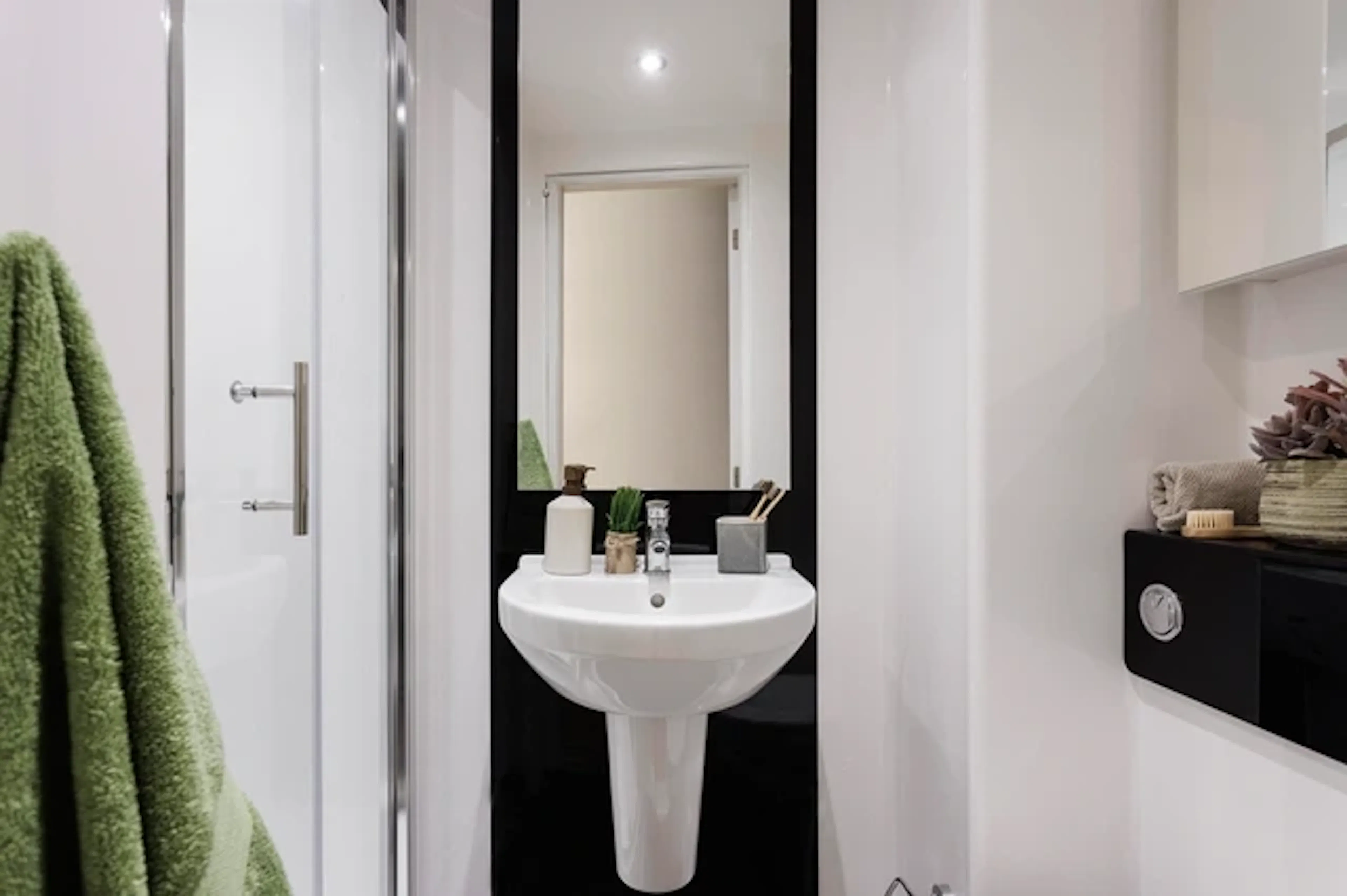 Studio Large Standard Double BATHROOM 3