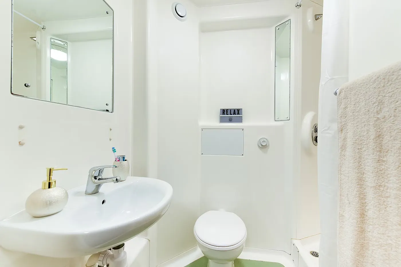 Studio BATHROOM 3