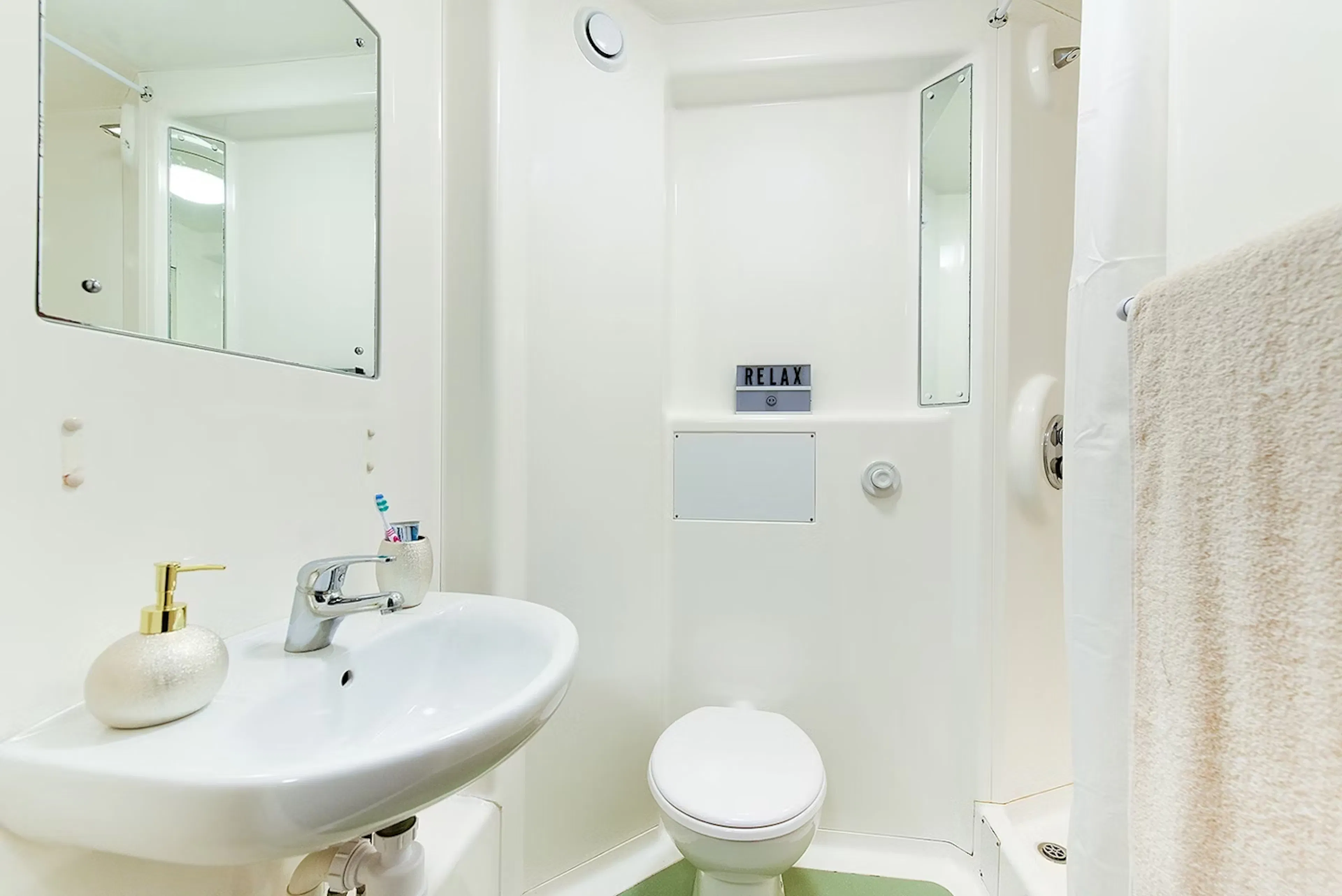 Studio BATHROOM 3