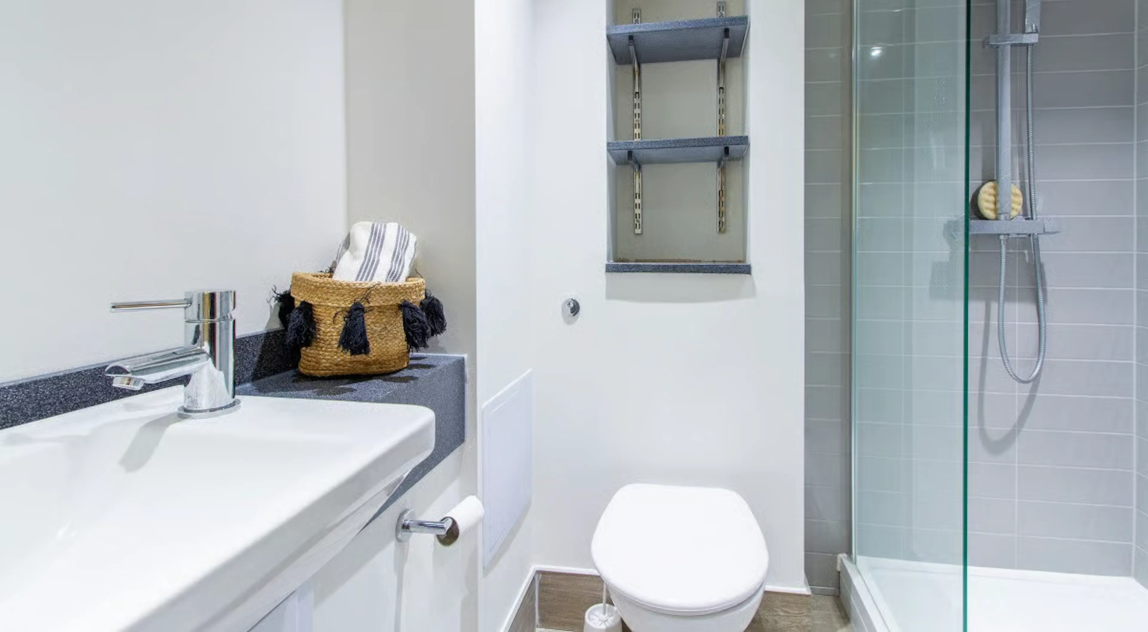 Studio BATHROOM 4