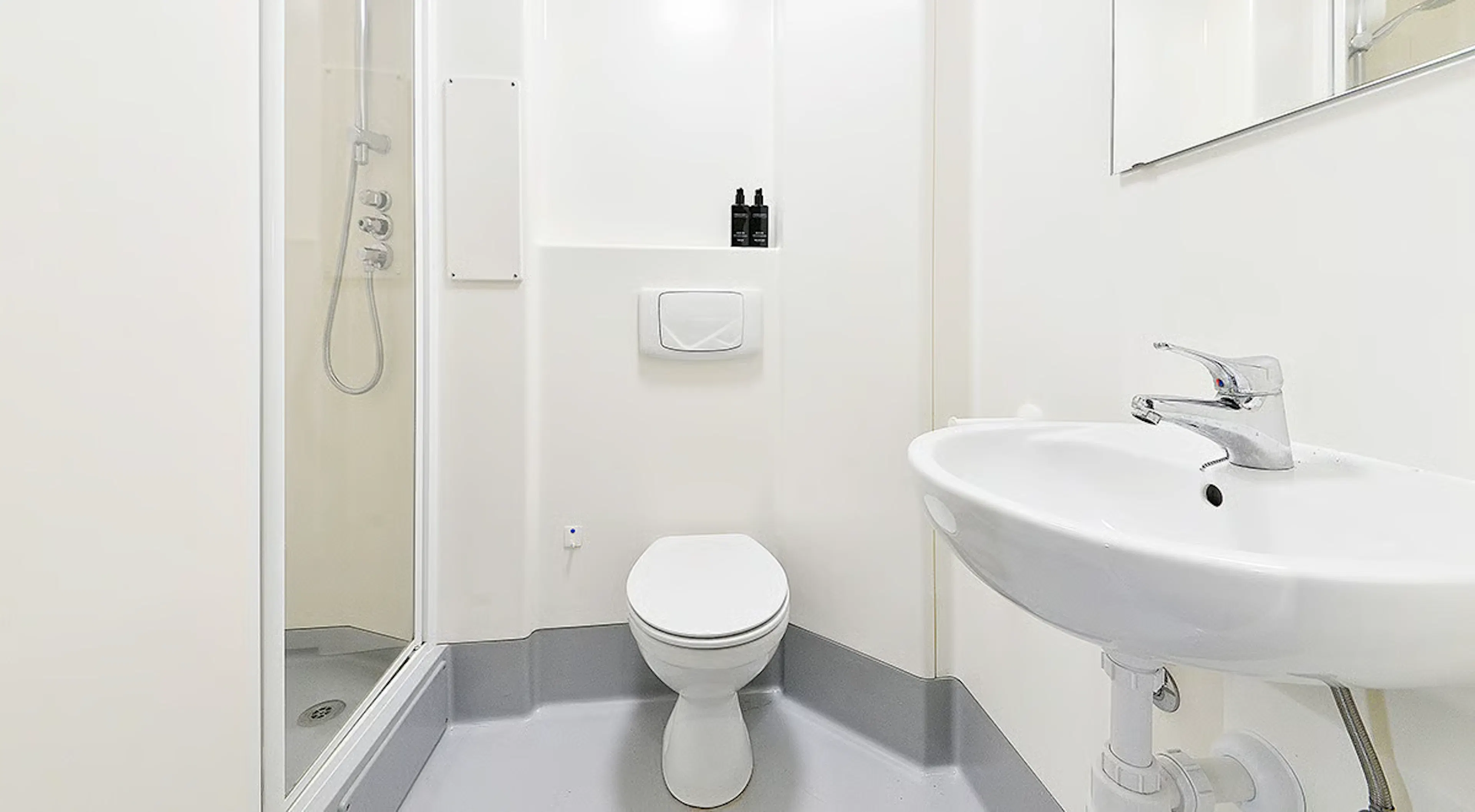 Studio BATHROOM 3