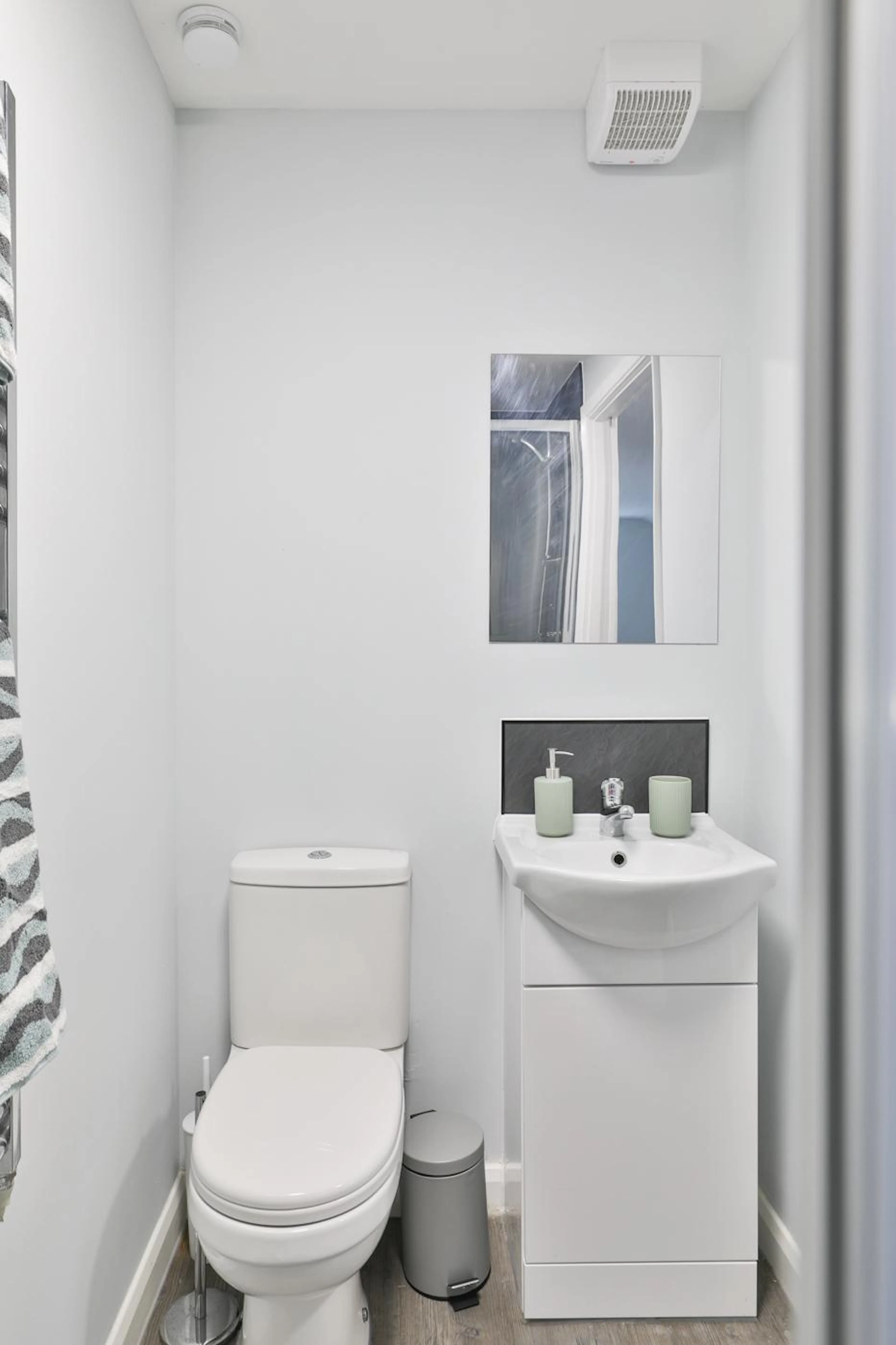Studio (UK Guarantor not required) BATHROOM 4